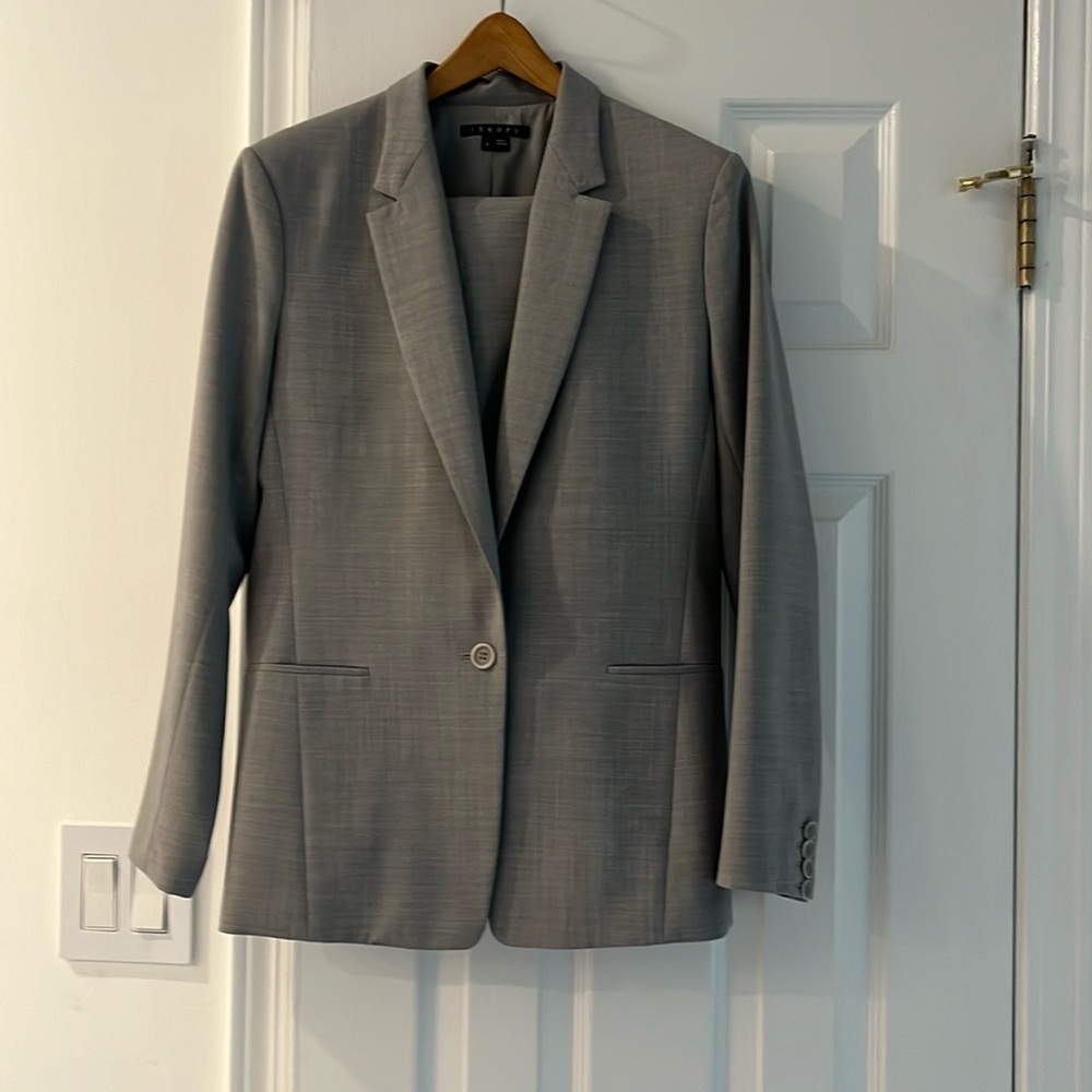 Theory suit. Preowned, grey. Jacket 8 pant 6